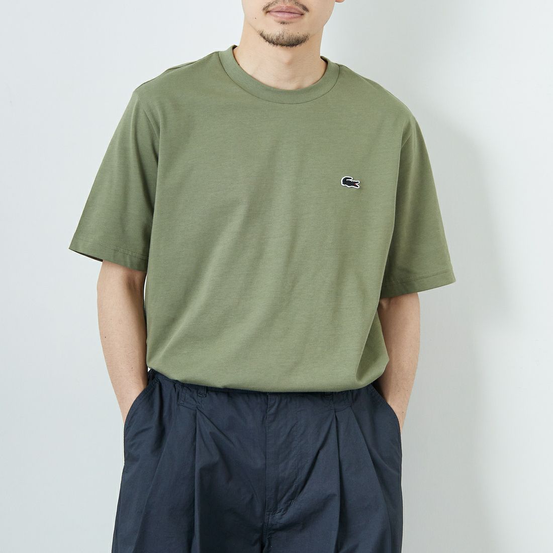 LACOSTE [ラコステ] バックプリントベーシックTシャツ [TH4705] BMY KHAKI &&モデル身長：168cm 着用サイズ：3&&