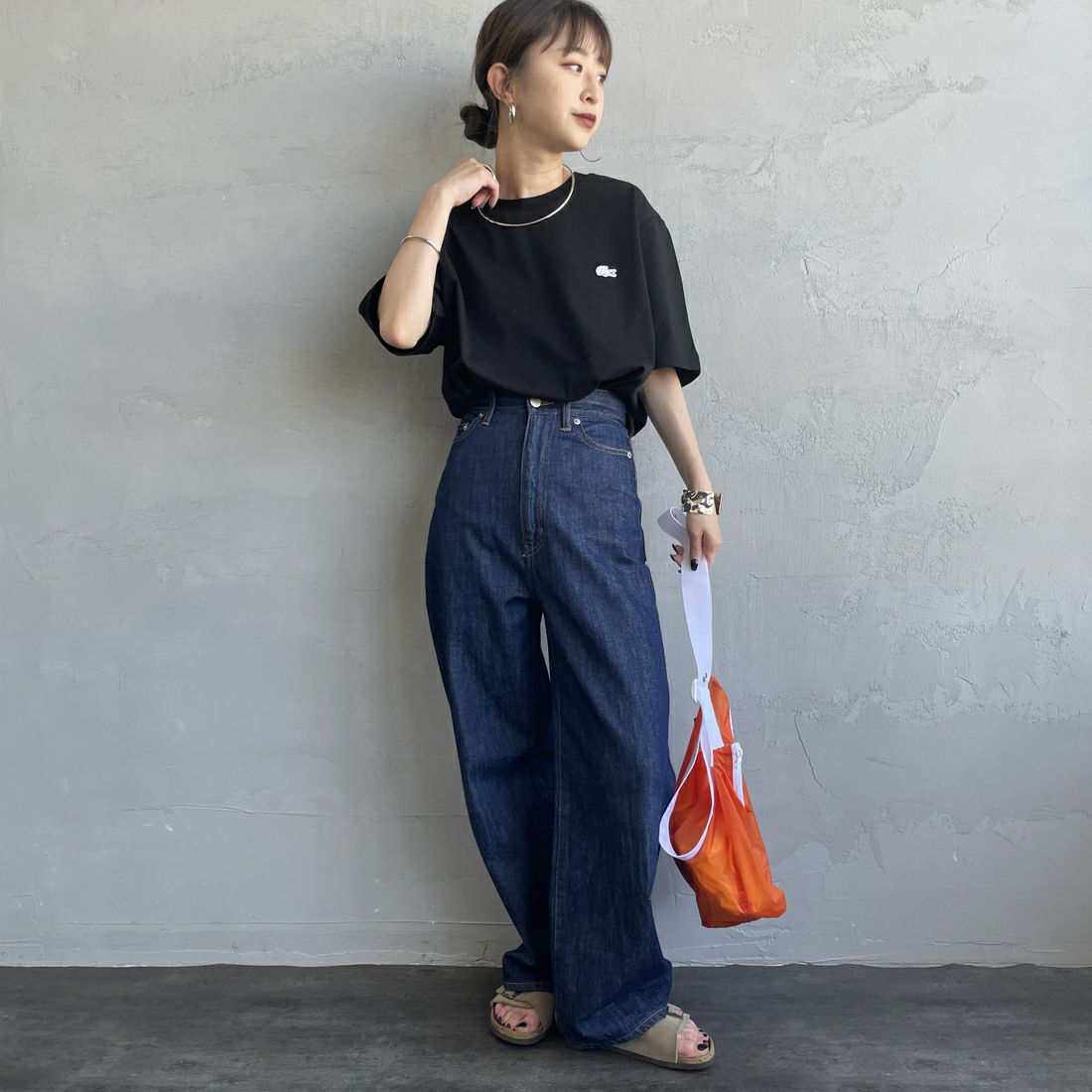 LACOSTE [ラコステ] バックプリントベーシックTシャツ [TH4705] 031 BLACK &&モデル身長：150cm 着用サイズ：2&&