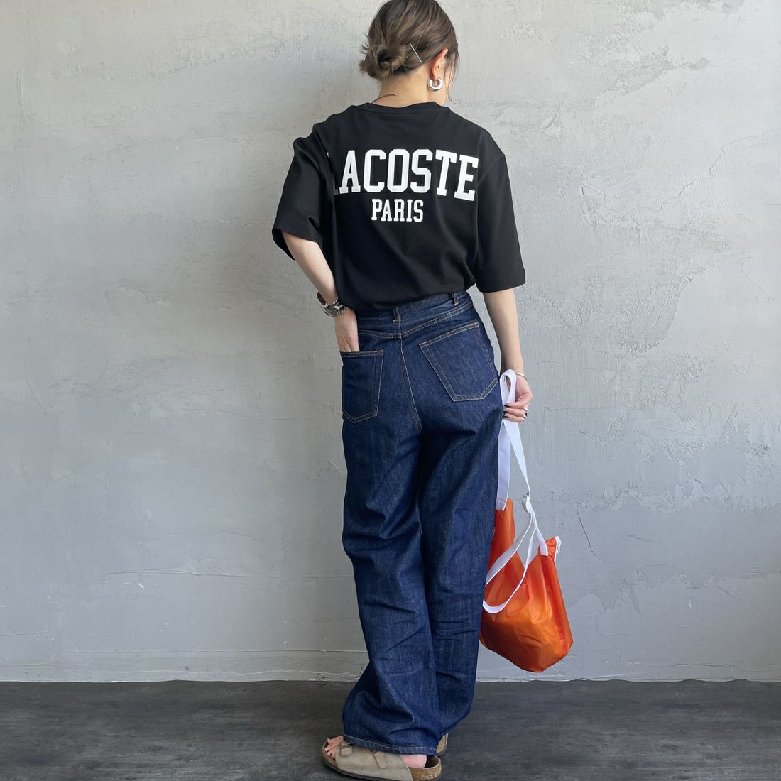 LACOSTE [ラコステ] バックプリントベーシックTシャツ [TH4705] 031 BLACK &&モデル身長：150cm 着用サイズ：2&&