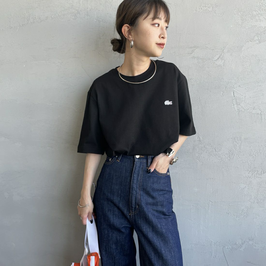 LACOSTE [ラコステ] バックプリントベーシックTシャツ [TH4705] 031 BLACK &&モデル身長：150cm 着用サイズ：2&&