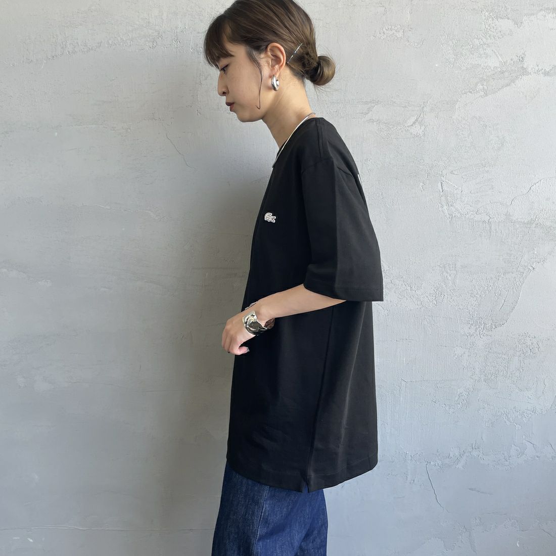 LACOSTE [ラコステ] バックプリントベーシックTシャツ [TH4705] 031 BLACK &&モデル身長：150cm 着用サイズ：2&&