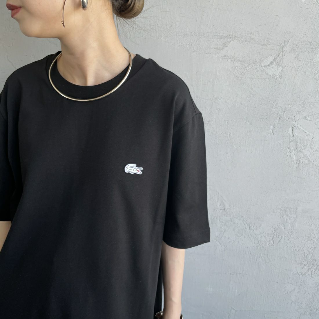 LACOSTE [ラコステ] バックプリントベーシックTシャツ [TH4705] 031 BLACK &&モデル身長：150cm 着用サイズ：2&&