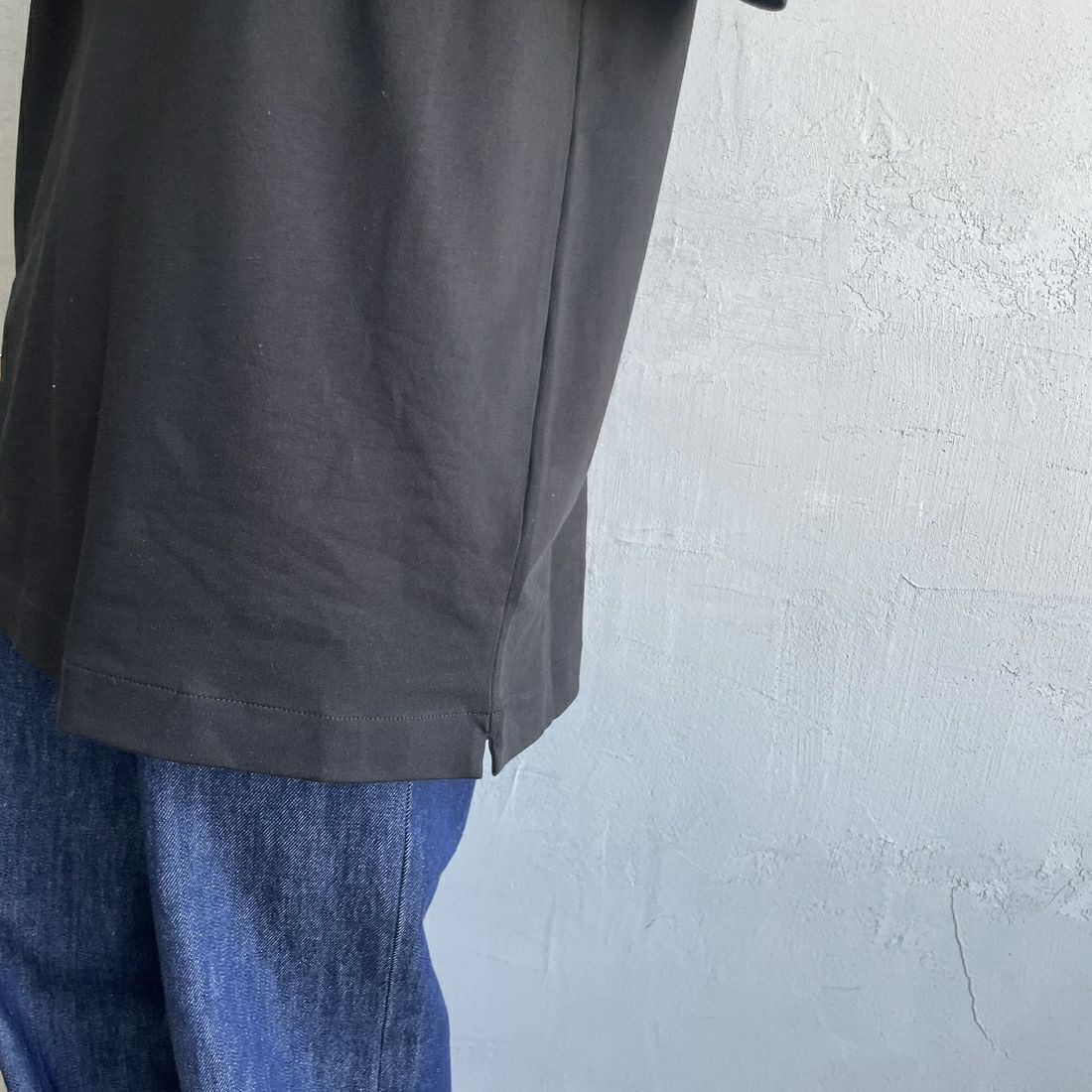 LACOSTE [ラコステ] バックプリントベーシックTシャツ [TH4705] 031 BLACK &&モデル身長：150cm 着用サイズ：2&&
