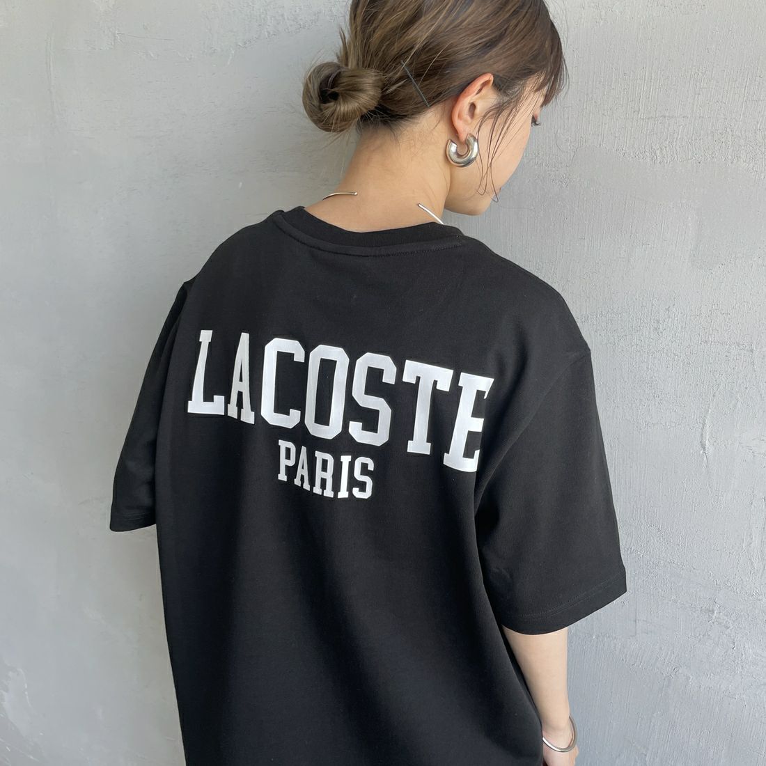 LACOSTE [ラコステ] バックプリントベーシックTシャツ [TH4705] 031 BLACK &&モデル身長：150cm 着用サイズ：2&&