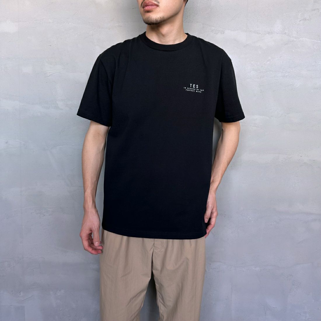 The Endless Summer [エンドレスサマー] 別注 サークルBUHI バックプリントTシャツ [FH-24574502-JF] 01 BLACK &&モデル身長：168cm 着用サイズ：L&&