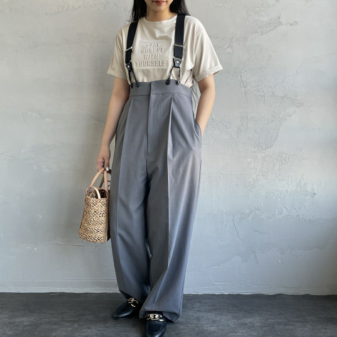 Maison de L'allure [メゾン ドゥ ラリュール] エンボスロゴTシャツ [24112024] 23 GREIGE &&モデル身長：156cm 着用サイズ：F&&