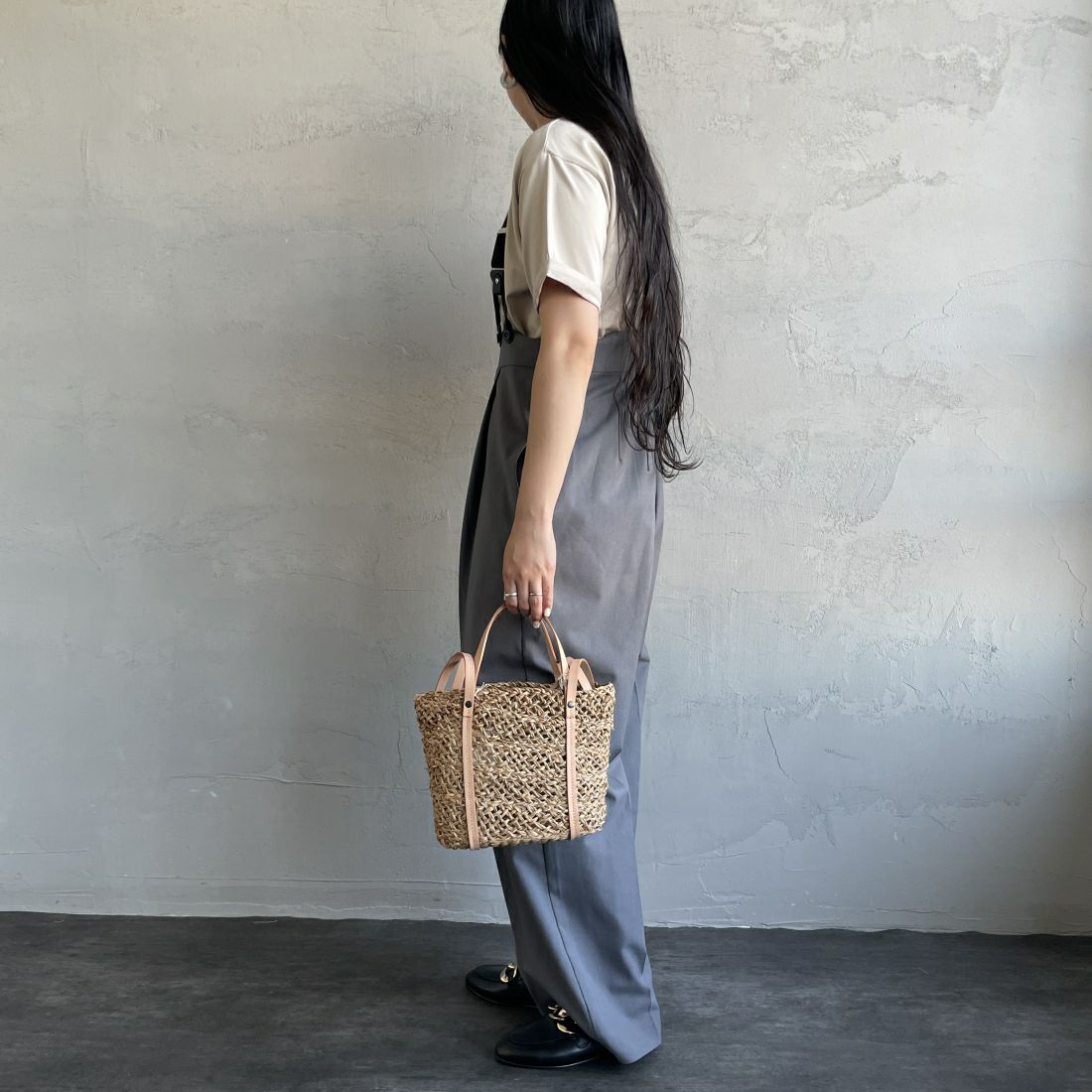 Maison de L'allure [メゾン ドゥ ラリュール] エンボスロゴTシャツ [24112024] 23 GREIGE &&モデル身長：156cm 着用サイズ：F&&