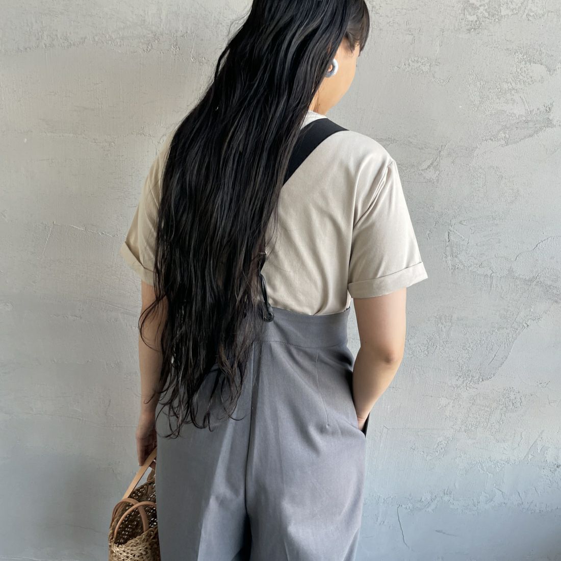 Maison de L'allure [メゾン ドゥ ラリュール] エンボスロゴTシャツ [24112024] 23 GREIGE &&モデル身長：156cm 着用サイズ：F&&
