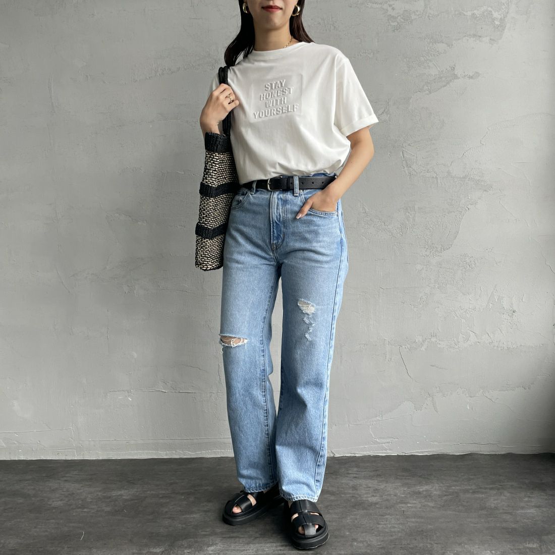 Maison de L'allure [メゾン ドゥ ラリュール] エンボスロゴTシャツ [24112024] 02 OFF &&モデル身長：163cm 着用サイズ：F&&