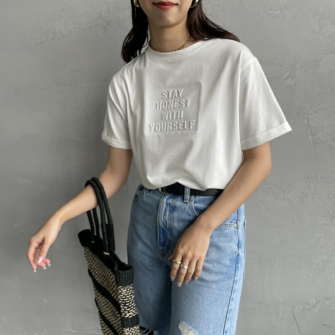 Maison de L'allure [メゾン ドゥ ラリュール] エンボスロゴTシャツ [24112024] 02 OFF &&モデル身長：163cm 着用サイズ：F&&