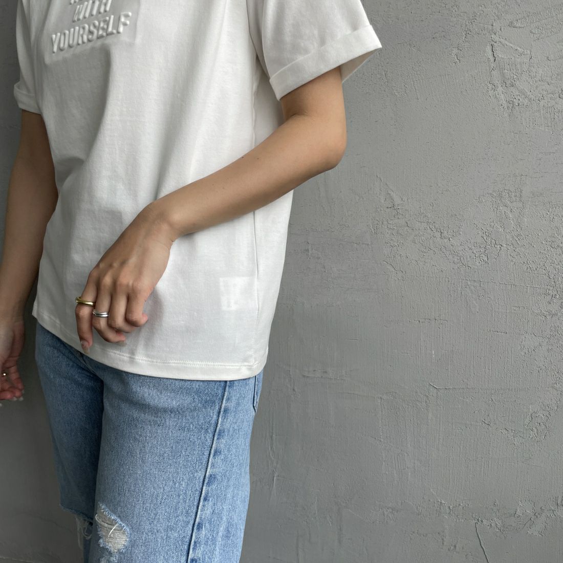 Maison de L'allure [メゾン ドゥ ラリュール] エンボスロゴTシャツ [24112024] 02 OFF &&モデル身長：163cm 着用サイズ：F&&