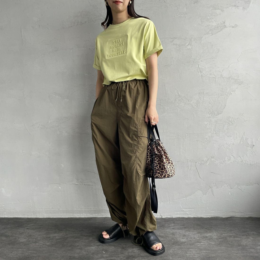 Maison de L'allure [メゾン ドゥ ラリュール] エンボスロゴTシャツ [24112024] 36 LIME &&モデル身長：163cm 着用サイズ：F&&