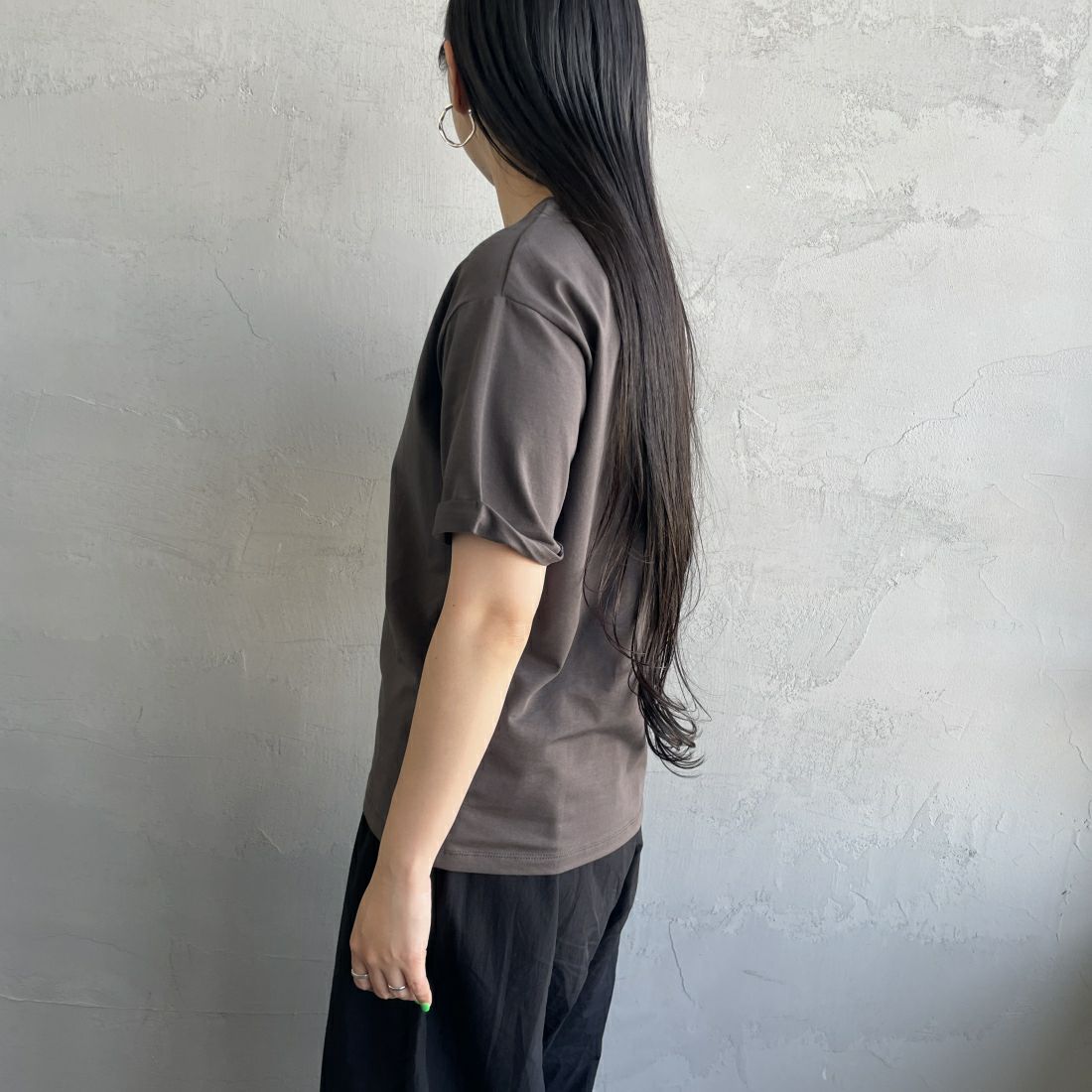 Maison de L'allure [メゾン ドゥ ラリュール] エンボスロゴTシャツ [24112024] 08 CHARCOA &&モデル身長：156cm 着用サイズ：F&&