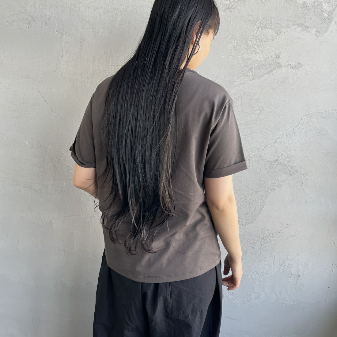 Maison de L'allure [メゾン ドゥ ラリュール] エンボスロゴTシャツ [24112024] 08 CHARCOA &&モデル身長：156cm 着用サイズ：F&&