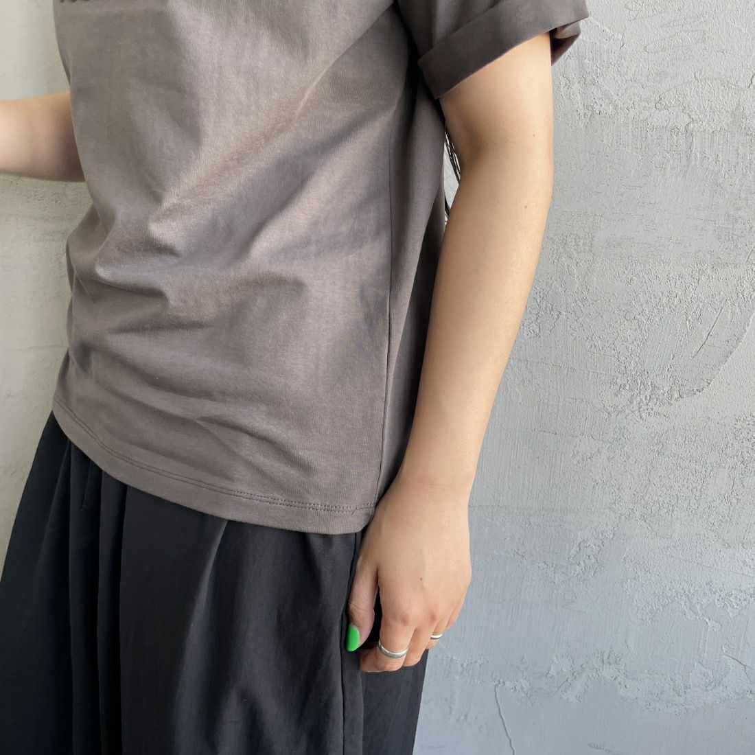 Maison de L'allure [メゾン ドゥ ラリュール] エンボスロゴTシャツ [24112024] 08 CHARCOA &&モデル身長：156cm 着用サイズ：F&&