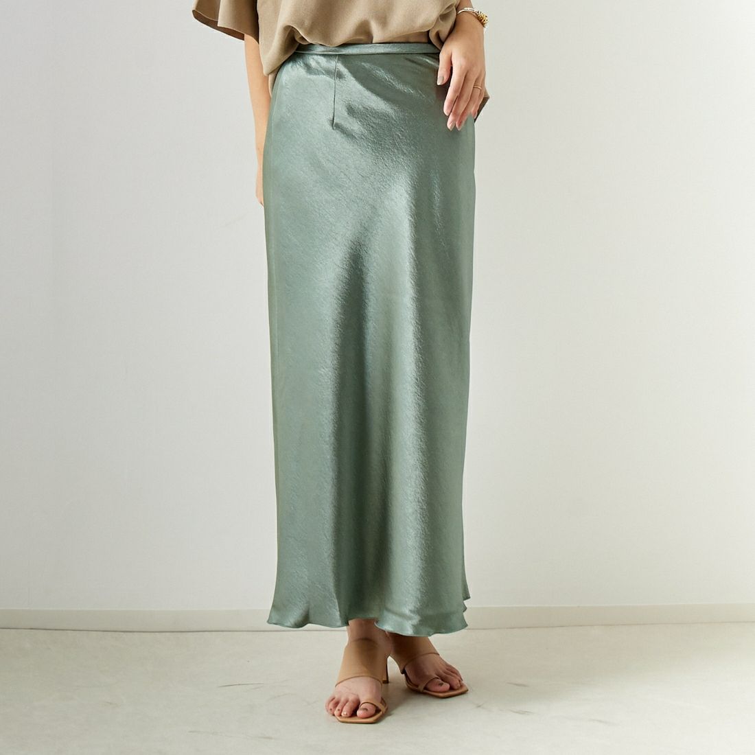 dolly-sean [ドリーシーン] クレーターサテン バイヤスフレアスカート [M-8110] 720 ｸﾞﾘｰﾝ &&モデル身長：167cm 着用サイズ：0&&