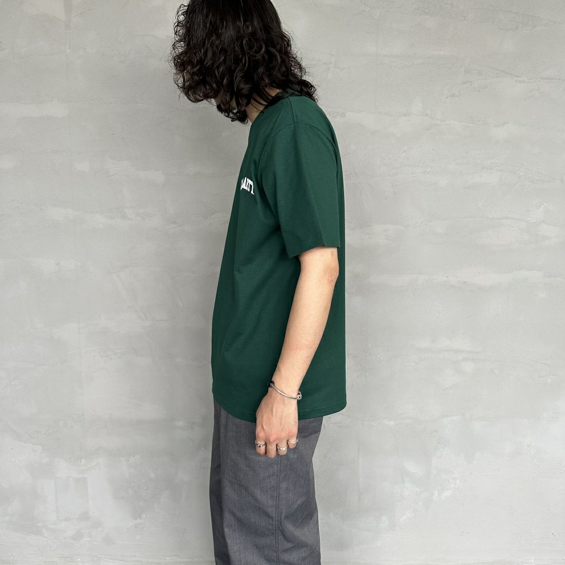 carhartt WIP [カーハートダブリューアイピー] ユニバーシティスクリプトTシャツ [I028991] CHERVIL/WH &&モデル身長：173cm 着用サイズ：M&&