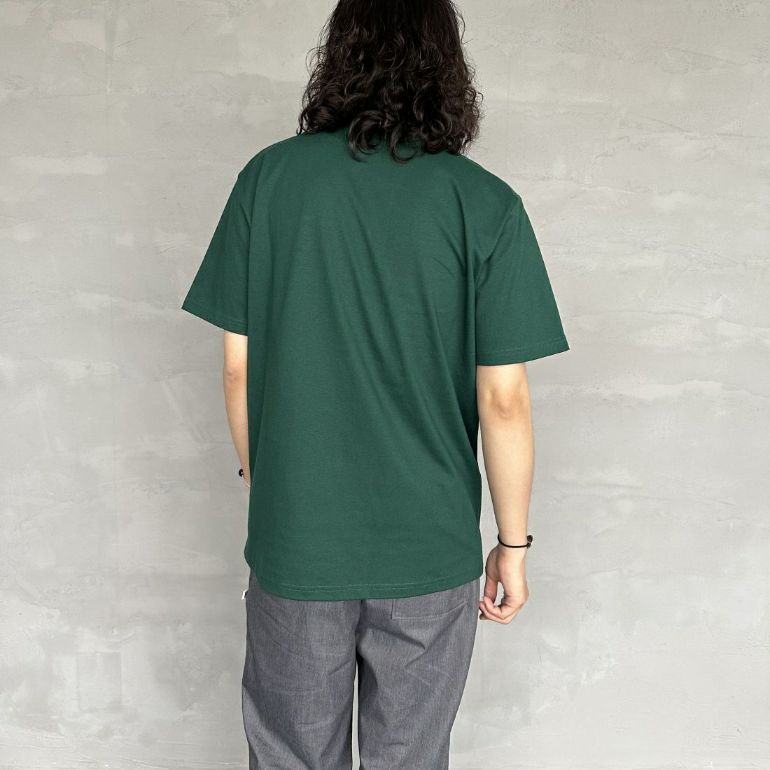 carhartt WIP [カーハートダブリューアイピー] ユニバーシティスクリプトTシャツ [I028991] CHERVIL/WH &&モデル身長：173cm 着用サイズ：M&&