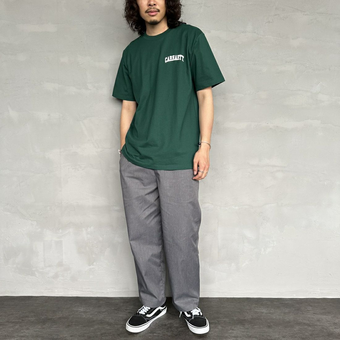 carhartt WIP [カーハートダブリューアイピー] ユニバーシティスクリプトTシャツ [I028991] CHERVIL/WH &&モデル身長：173cm 着用サイズ：M&&