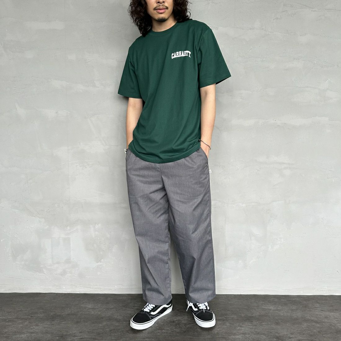 carhartt WIP [カーハートダブリューアイピー] ユニバーシティスクリプトTシャツ [I028991] CHERVIL/WH &&モデル身長：173cm 着用サイズ：M&&