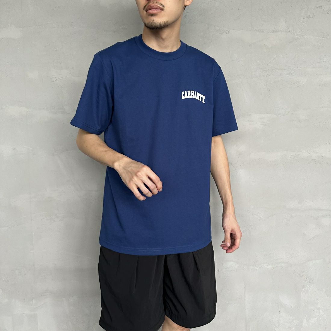 carhartt WIP [カーハートダブリューアイピー] ユニバーシティスクリプトTシャツ [I028991] ELDER/WHIT &&モデル身長：168cm 着用サイズ：M&&