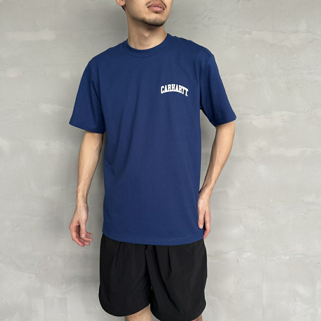 carhartt WIP [カーハートダブリューアイピー] ユニバーシティスクリプトTシャツ [I028991] ELDER/WHIT &&モデル身長：168cm 着用サイズ：M&&