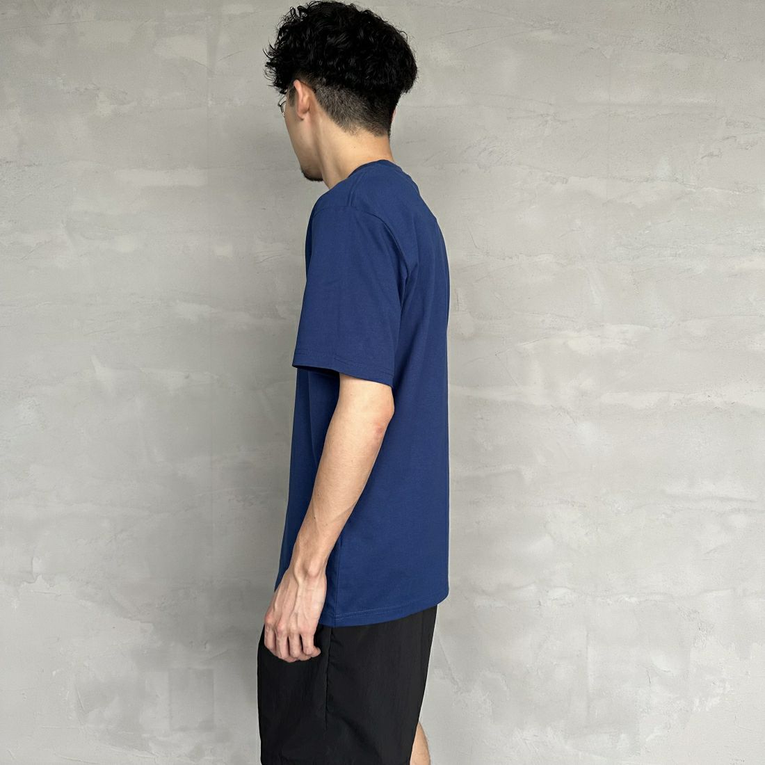 carhartt WIP [カーハートダブリューアイピー] ユニバーシティスクリプトTシャツ [I028991] ELDER/WHIT &&モデル身長：168cm 着用サイズ：M&&