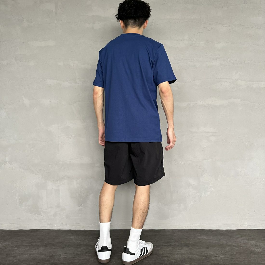 carhartt WIP [カーハートダブリューアイピー] ユニバーシティスクリプトTシャツ [I028991] ELDER/WHIT &&モデル身長：168cm 着用サイズ：M&&