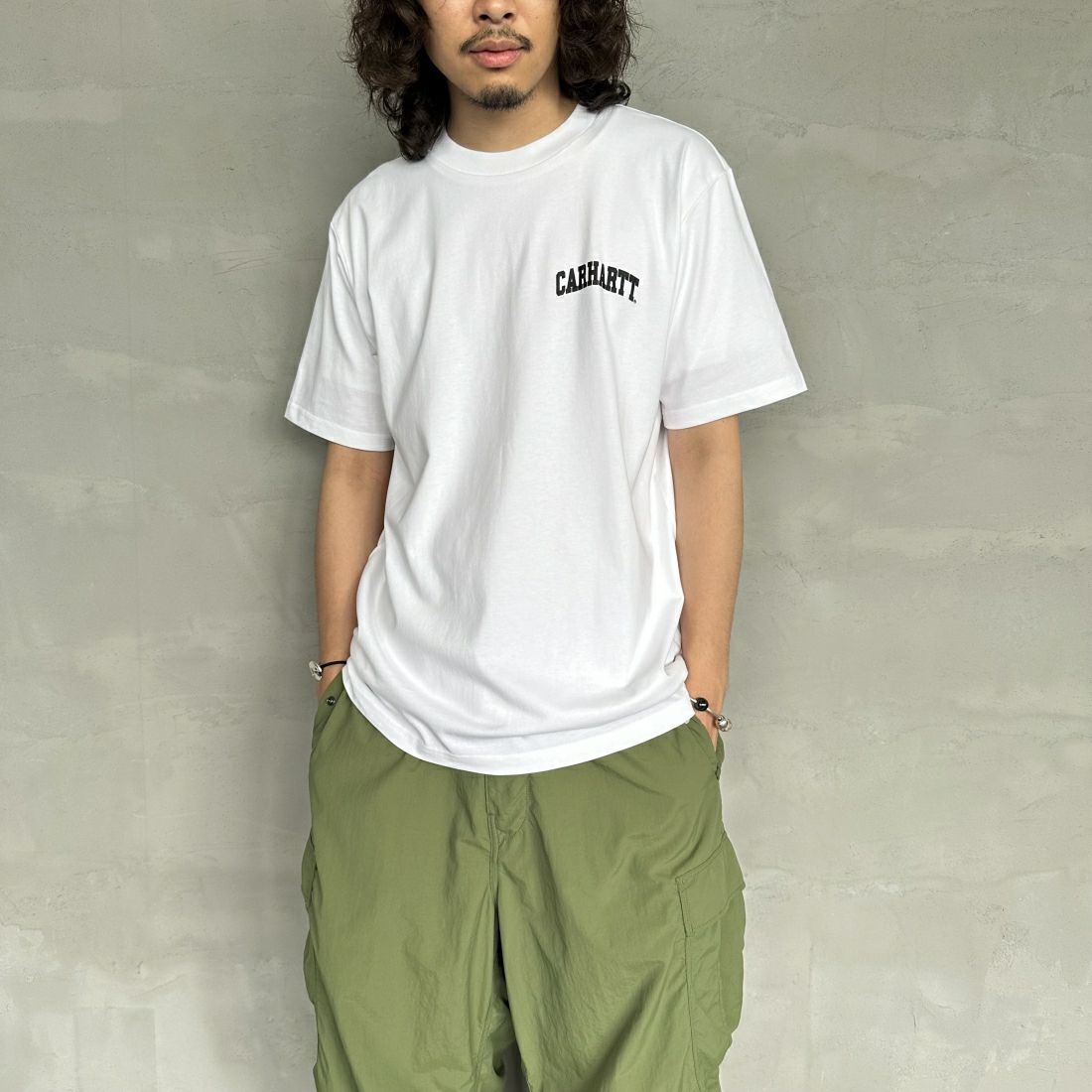 carhartt WIP [カーハートダブリューアイピー] ユニバーシティスクリプトTシャツ [I028991] WHITE/BLAC &&モデル身長：173cm 着用サイズ：M&&