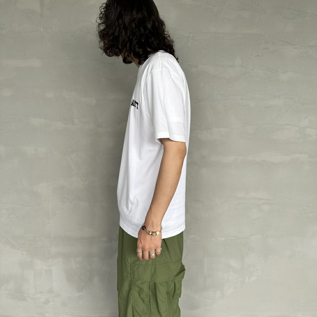 carhartt WIP [カーハートダブリューアイピー] ユニバーシティスクリプトTシャツ [I028991] WHITE/BLAC &&モデル身長：173cm 着用サイズ：M&&