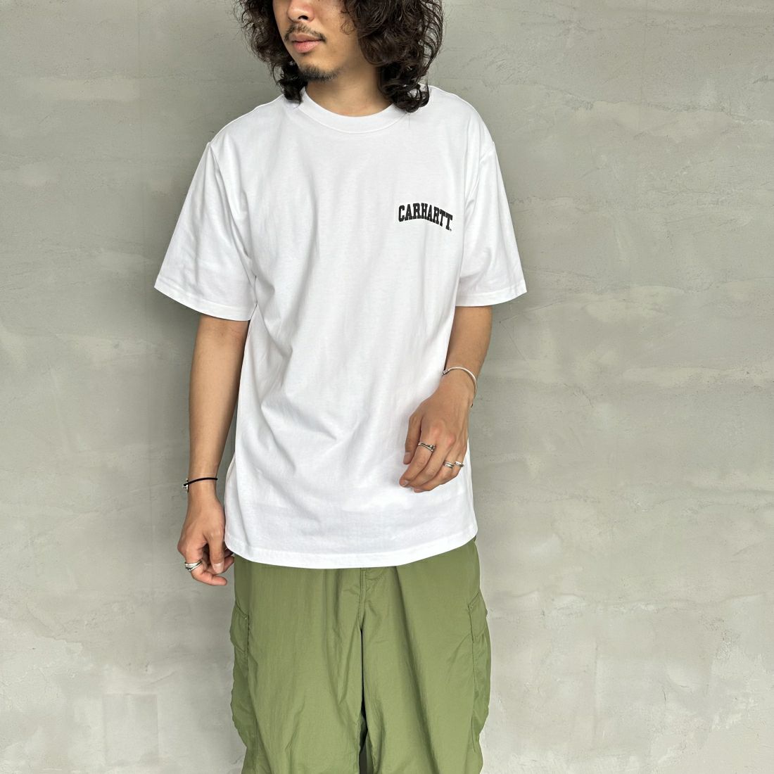 carhartt WIP [カーハートダブリューアイピー] ユニバーシティスクリプトTシャツ [I028991] WHITE/BLAC &&モデル身長：173cm 着用サイズ：L&&