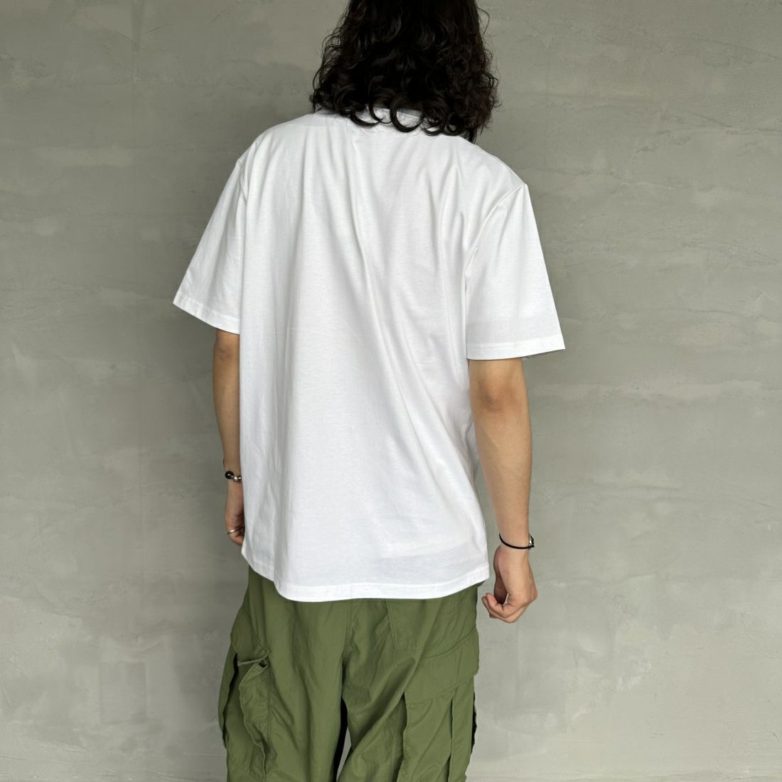 carhartt WIP [カーハートダブリューアイピー] ユニバーシティスクリプトTシャツ [I028991] WHITE/BLAC &&モデル身長：173cm 着用サイズ：L&&