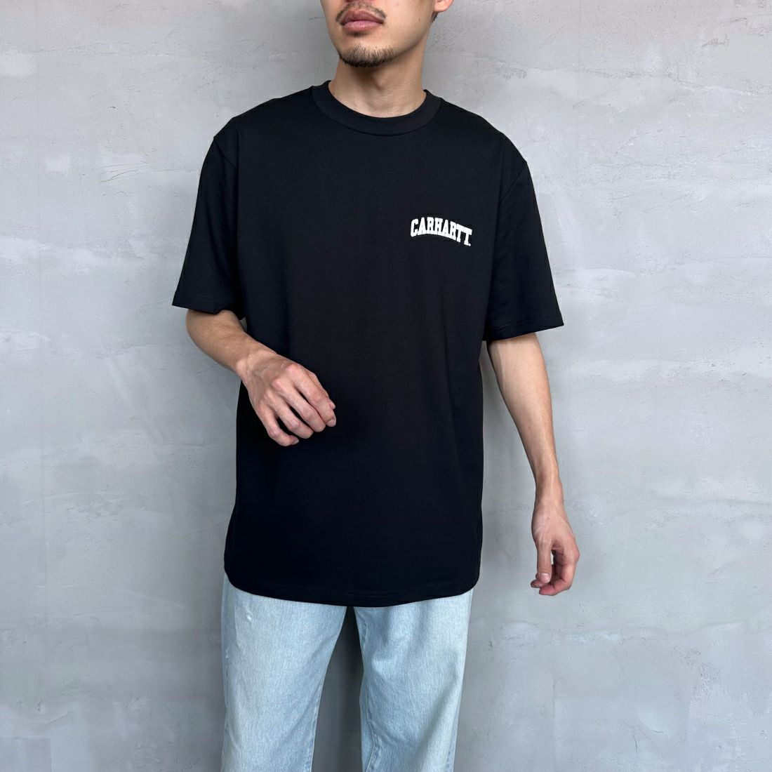 carhartt WIP [カーハートダブリューアイピー] ユニバーシティスクリプトTシャツ [I028991] BLACK/WHIT &&モデル身長：168cm 着用サイズ：L&&
