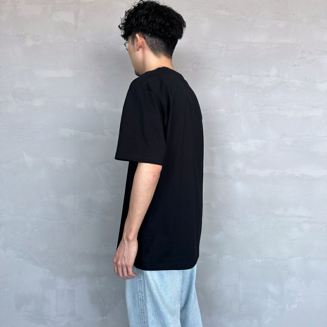 carhartt WIP [カーハートダブリューアイピー] ユニバーシティスクリプトTシャツ [I028991] BLACK/WHIT &&モデル身長：168cm 着用サイズ：L&&