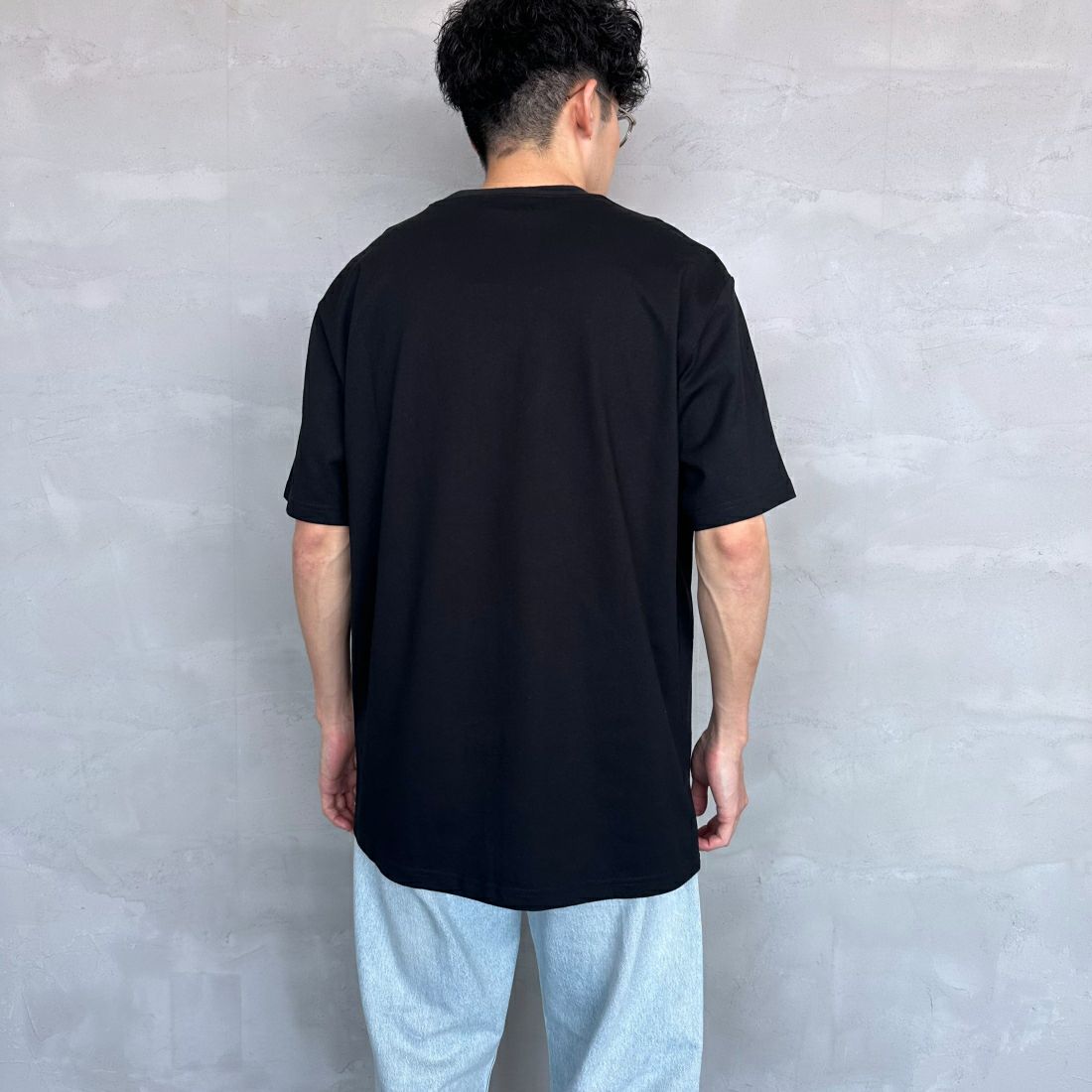 carhartt WIP [カーハートダブリューアイピー] ユニバーシティスクリプトTシャツ [I028991] BLACK/WHIT &&モデル身長：168cm 着用サイズ：L&&