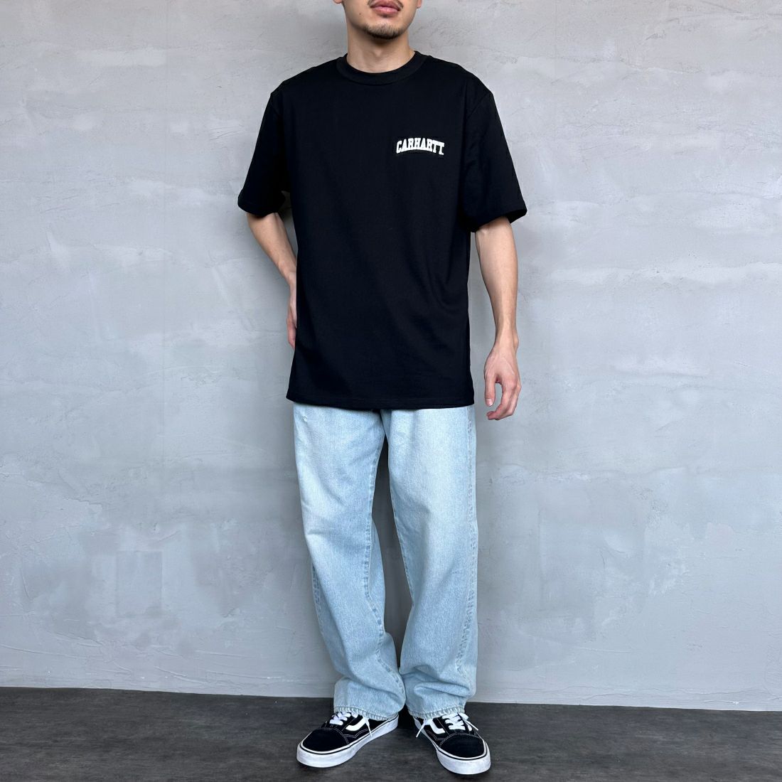 carhartt WIP [カーハートダブリューアイピー] ユニバーシティスクリプトTシャツ [I028991] BLACK/WHIT &&モデル身長：168cm 着用サイズ：L&&