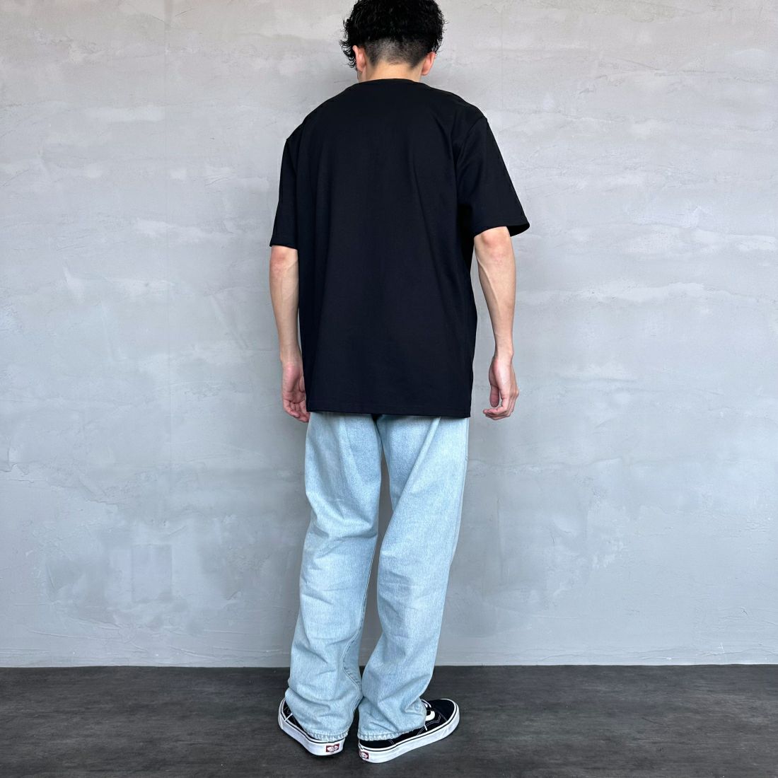 carhartt WIP [カーハートダブリューアイピー] ユニバーシティスクリプトTシャツ [I028991] BLACK/WHIT &&モデル身長：168cm 着用サイズ：L&&