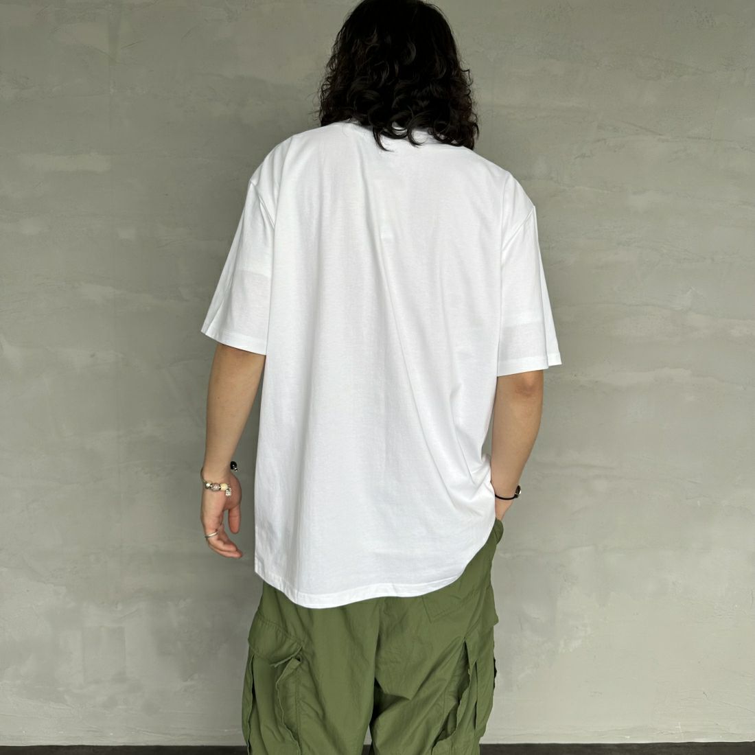 carhartt WIP [カーハートダブリューアイピー] ユニバーシティスクリプトTシャツ [I028991] WHITE/BLAC &&モデル身長：173cm 着用サイズ：XL&&