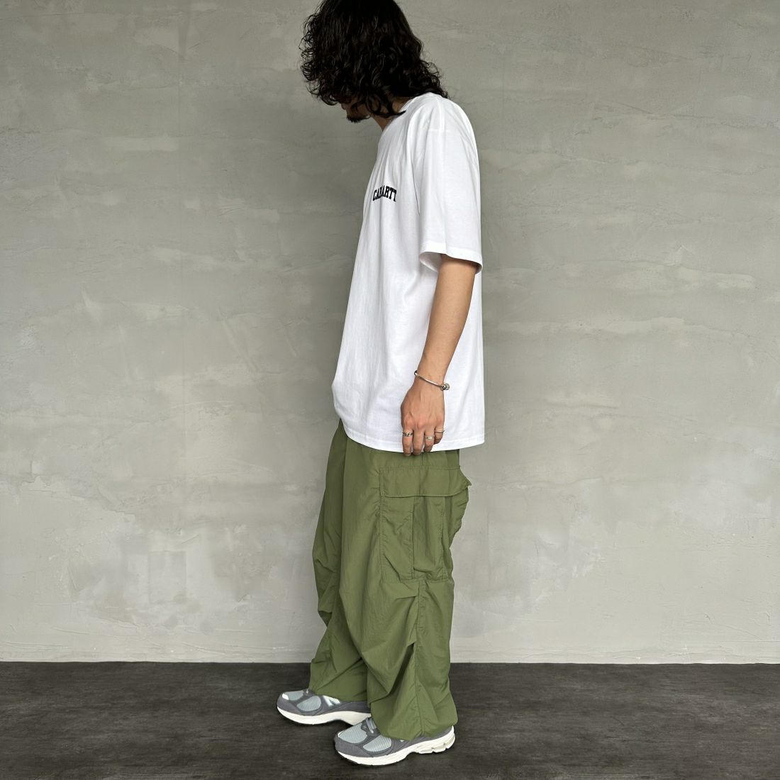 carhartt WIP [カーハートダブリューアイピー] ユニバーシティスクリプトTシャツ [I028991] WHITE/BLAC &&モデル身長：173cm 着用サイズ：XL&&