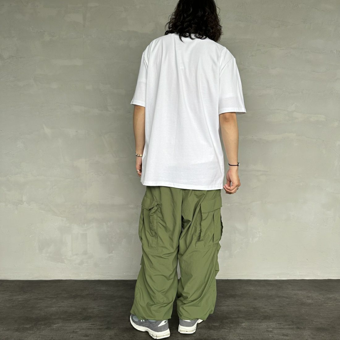 carhartt WIP [カーハートダブリューアイピー] ユニバーシティスクリプトTシャツ [I028991] WHITE/BLAC &&モデル身長：173cm 着用サイズ：XL&&