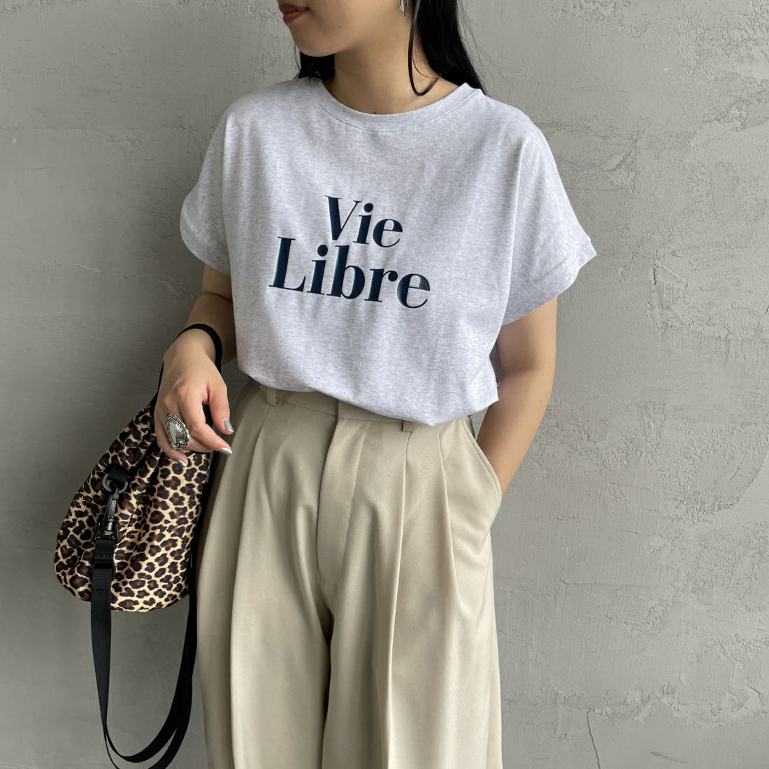 Maison de L'allure [メゾン ドゥ ラリュール] 光沢ラバーロゴプリントTシャツ [24112025]