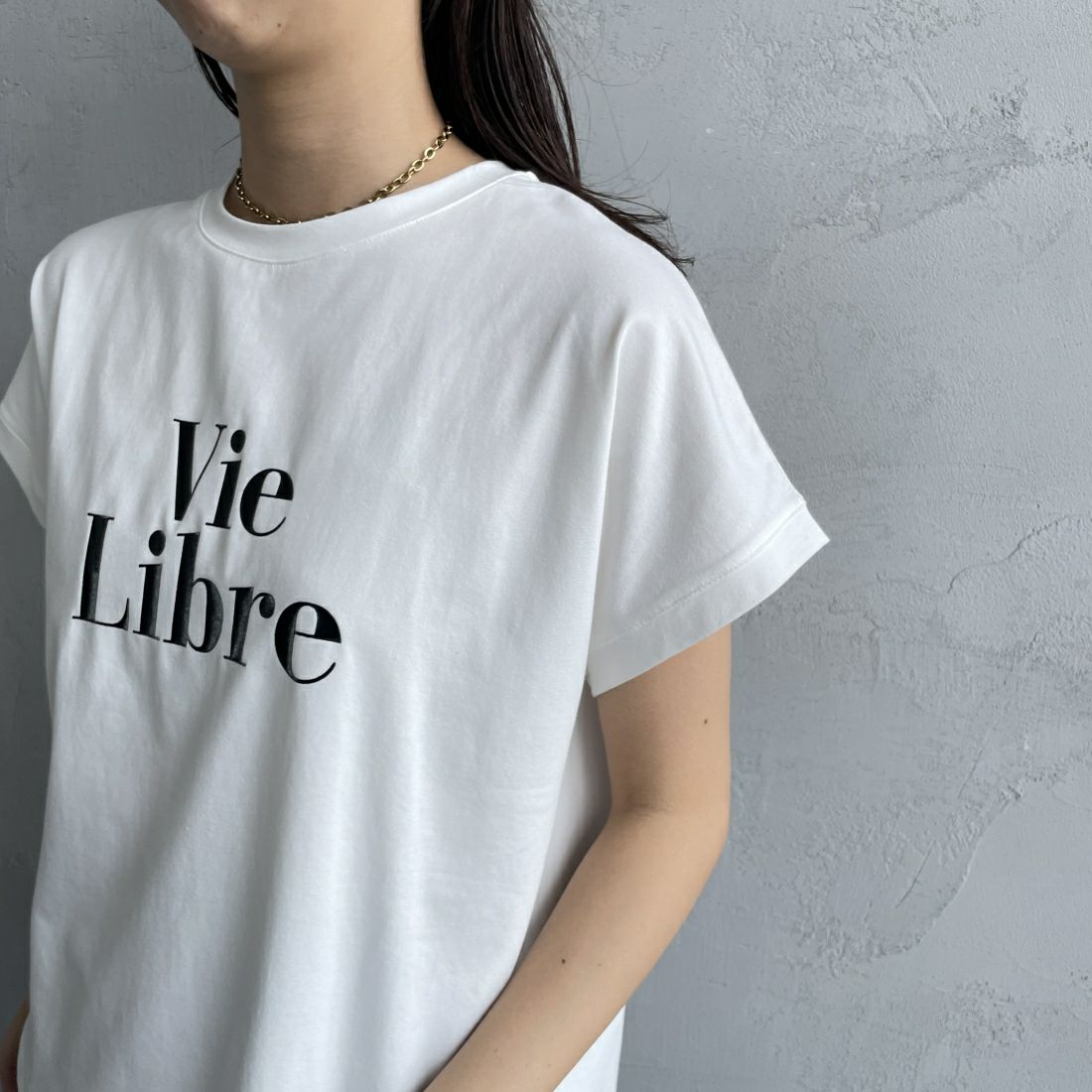 Maison de L'allure [メゾン ドゥ ラリュール] 光沢ラバーロゴプリントTシャツ [24112025] 02 OFF &&モデル身長：163cm 着用サイズ：F&&