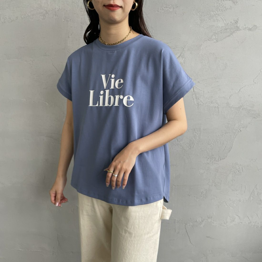 Maison de L'allure [メゾン ドゥ ラリュール] 光沢ラバーロゴプリントTシャツ [24112025] 12 BLUE &&モデル身長：163cm 着用サイズ：F&&