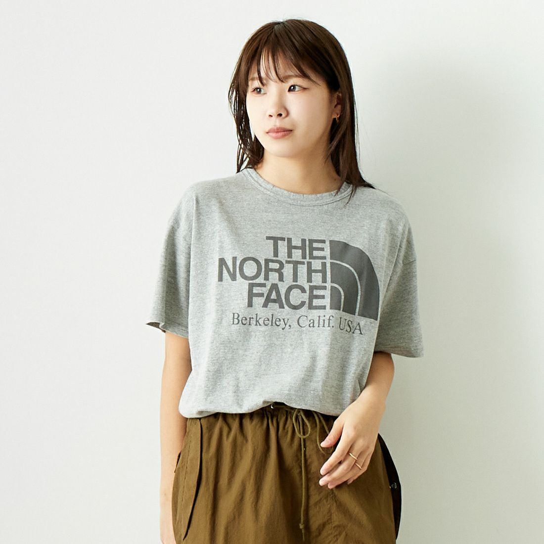 THE NORTH FACE PURPLE LABEL [ザ ノースフェイス パープルレーベル] コットンレーヨン フィールドグラフィックTシャツ [NT3428N] Z MIX GRAY &&モデル身長：167cm 着用サイズ：WS&&