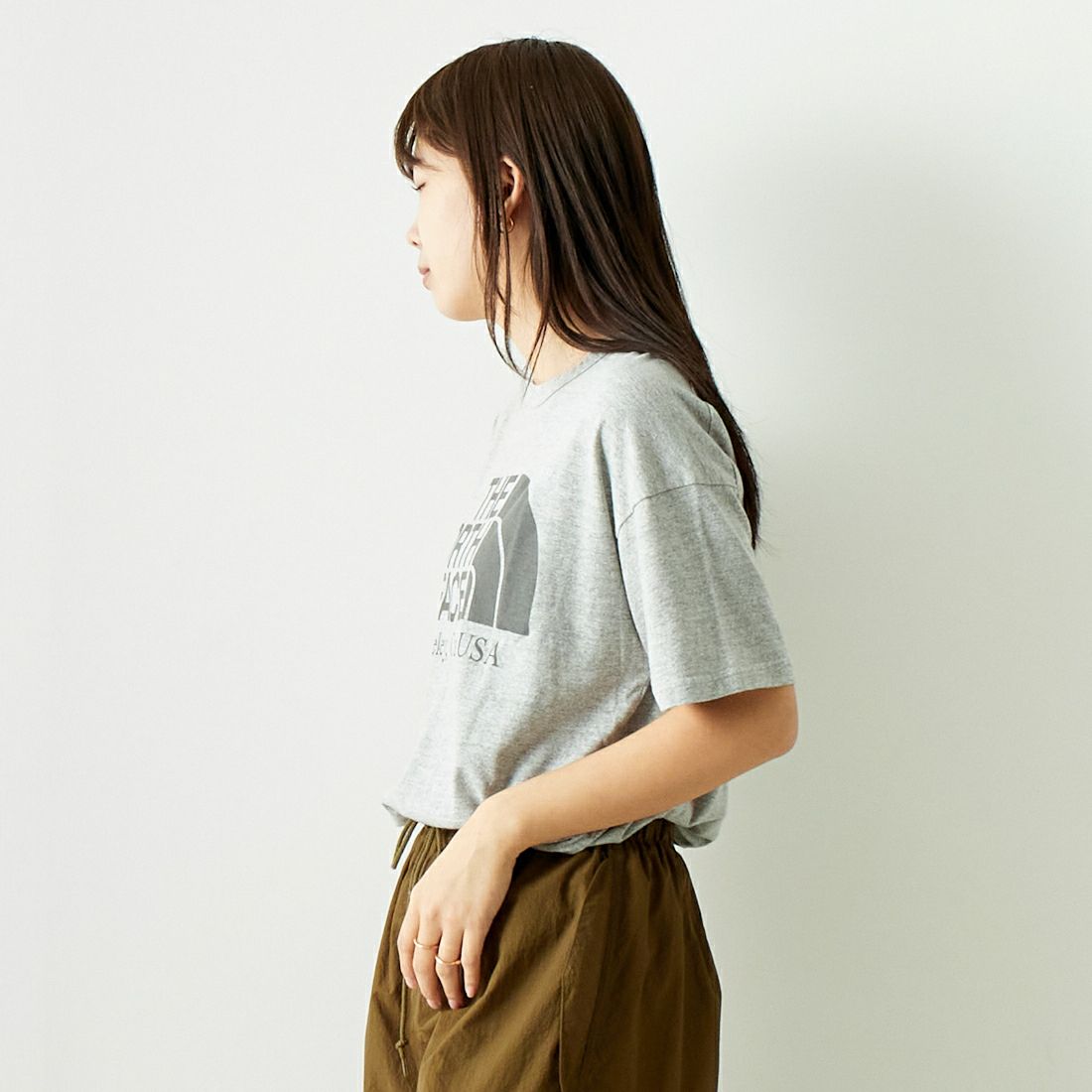THE NORTH FACE PURPLE LABEL [ザ ノースフェイス パープルレーベル] コットンレーヨン フィールドグラフィックTシャツ [NT3428N] Z MIX GRAY &&モデル身長：167cm 着用サイズ：WS&&