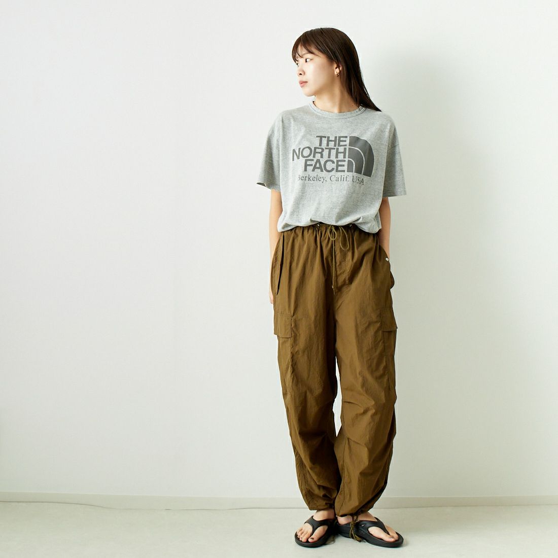 THE NORTH FACE PURPLE LABEL [ザ ノースフェイス パープルレーベル] コットンレーヨン フィールドグラフィックTシャツ [NT3428N] Z MIX GRAY &&モデル身長：167cm 着用サイズ：WS&&