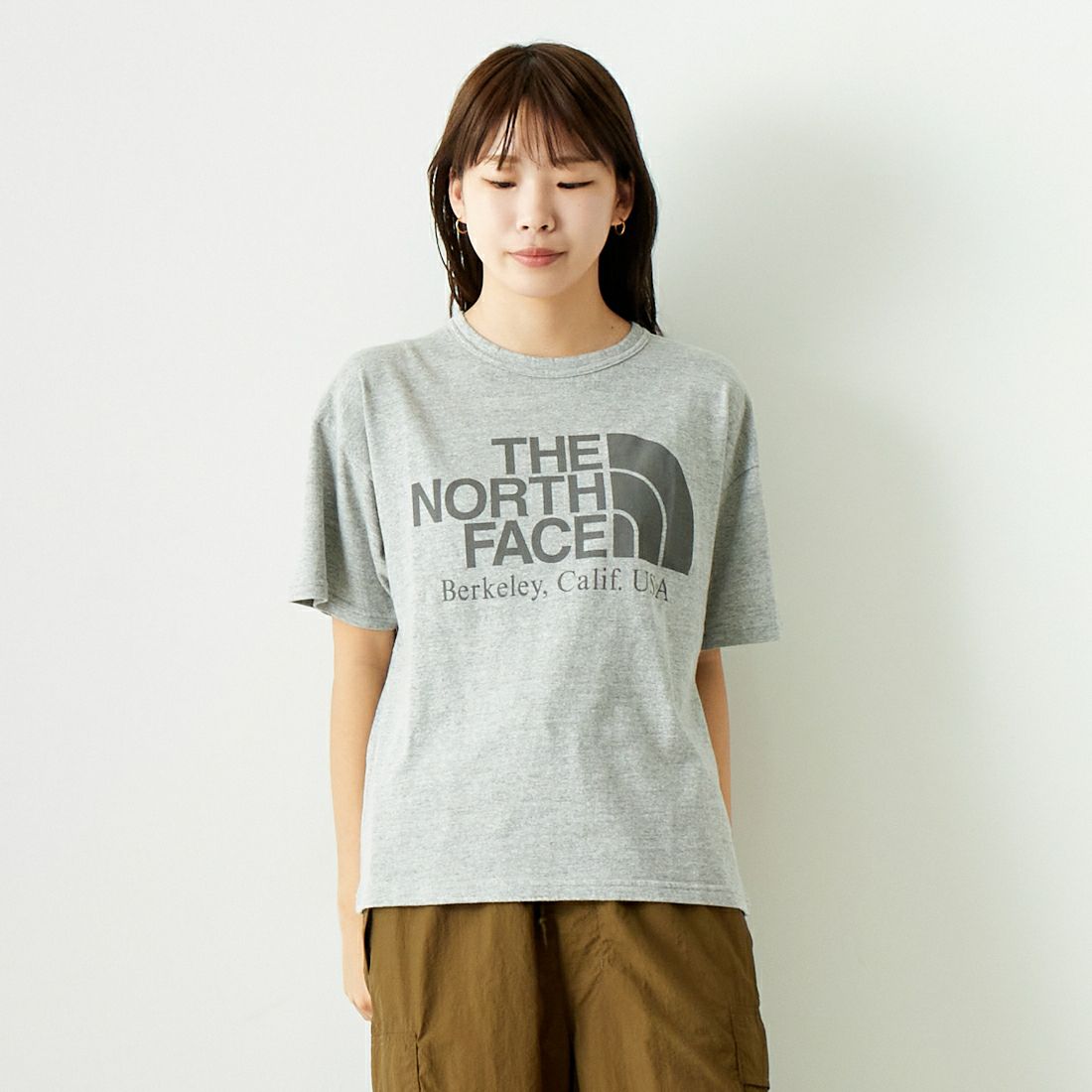THE NORTH FACE PURPLE LABEL [ザ ノースフェイス パープルレーベル] コットンレーヨン フィールドグラフィックTシャツ [NT3428N] Z MIX GRAY &&モデル身長：167cm 着用サイズ：WS&&