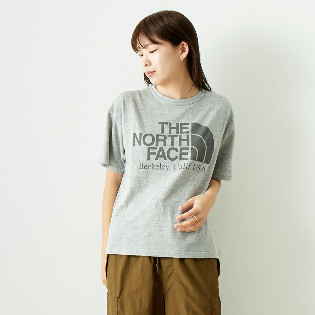 THE NORTH FACE PURPLE LABEL [ザ ノースフェイス パープルレーベル] コットンレーヨン フィールドグラフィックTシャツ [NT3428N] Z MIX GRAY &&モデル身長：167cm 着用サイズ：WS&&