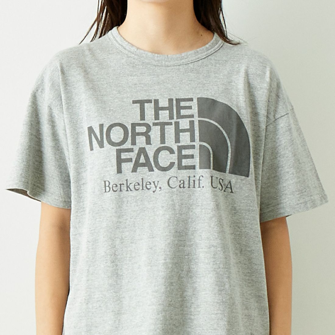 THE NORTH FACE PURPLE LABEL [ザ ノースフェイス パープルレーベル] コットンレーヨン フィールドグラフィックTシャツ [NT3428N] Z MIX GRAY &&モデル身長：167cm 着用サイズ：WS&&