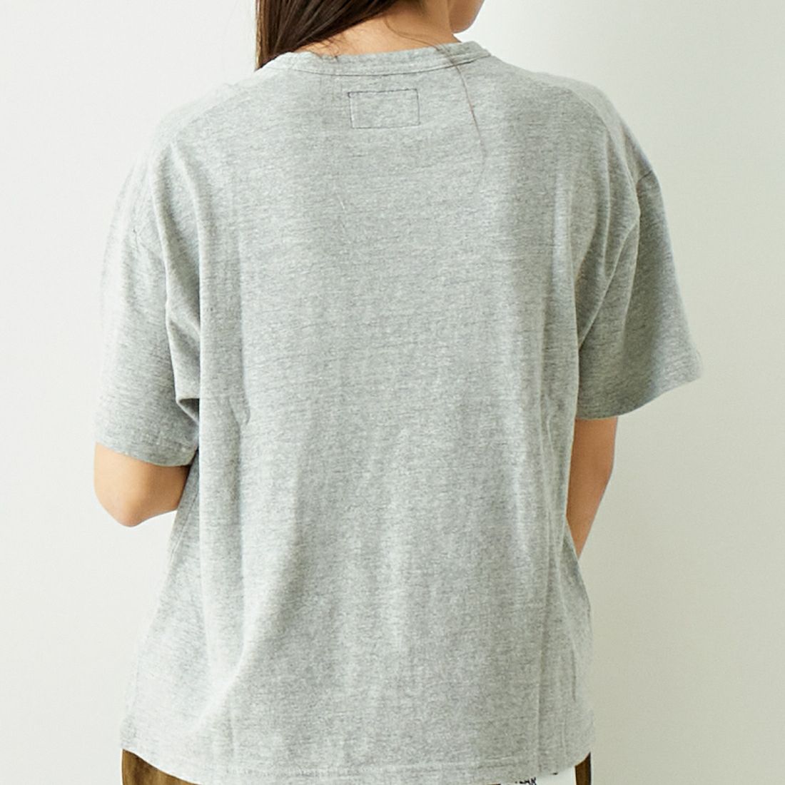 THE NORTH FACE PURPLE LABEL [ザ ノースフェイス パープルレーベル] コットンレーヨン フィールドグラフィックTシャツ [NT3428N] Z MIX GRAY &&モデル身長：167cm 着用サイズ：WS&&